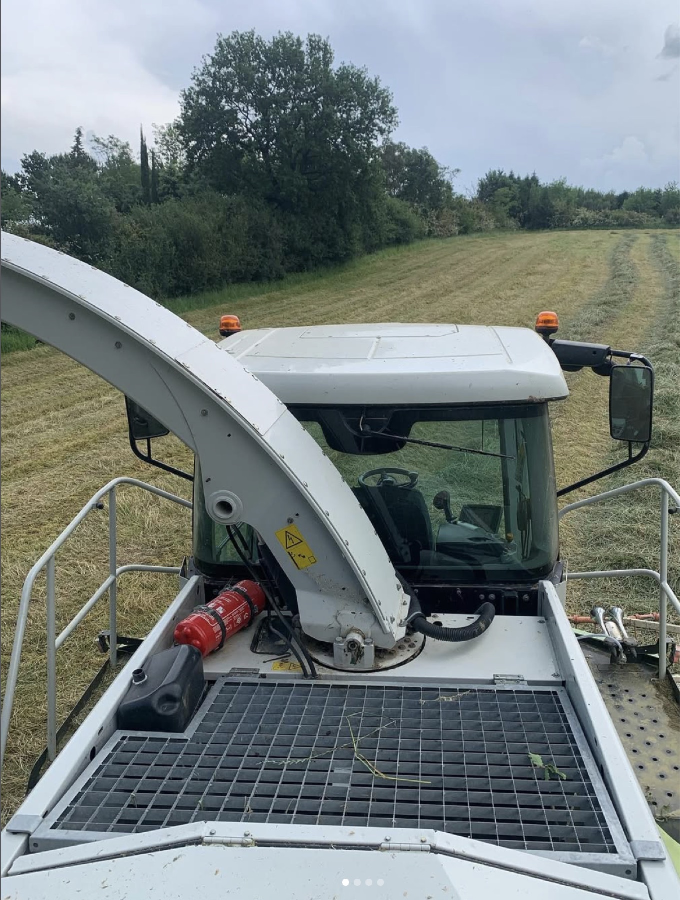 Vue depuis une ensileuse pendant un chantier d’herbe